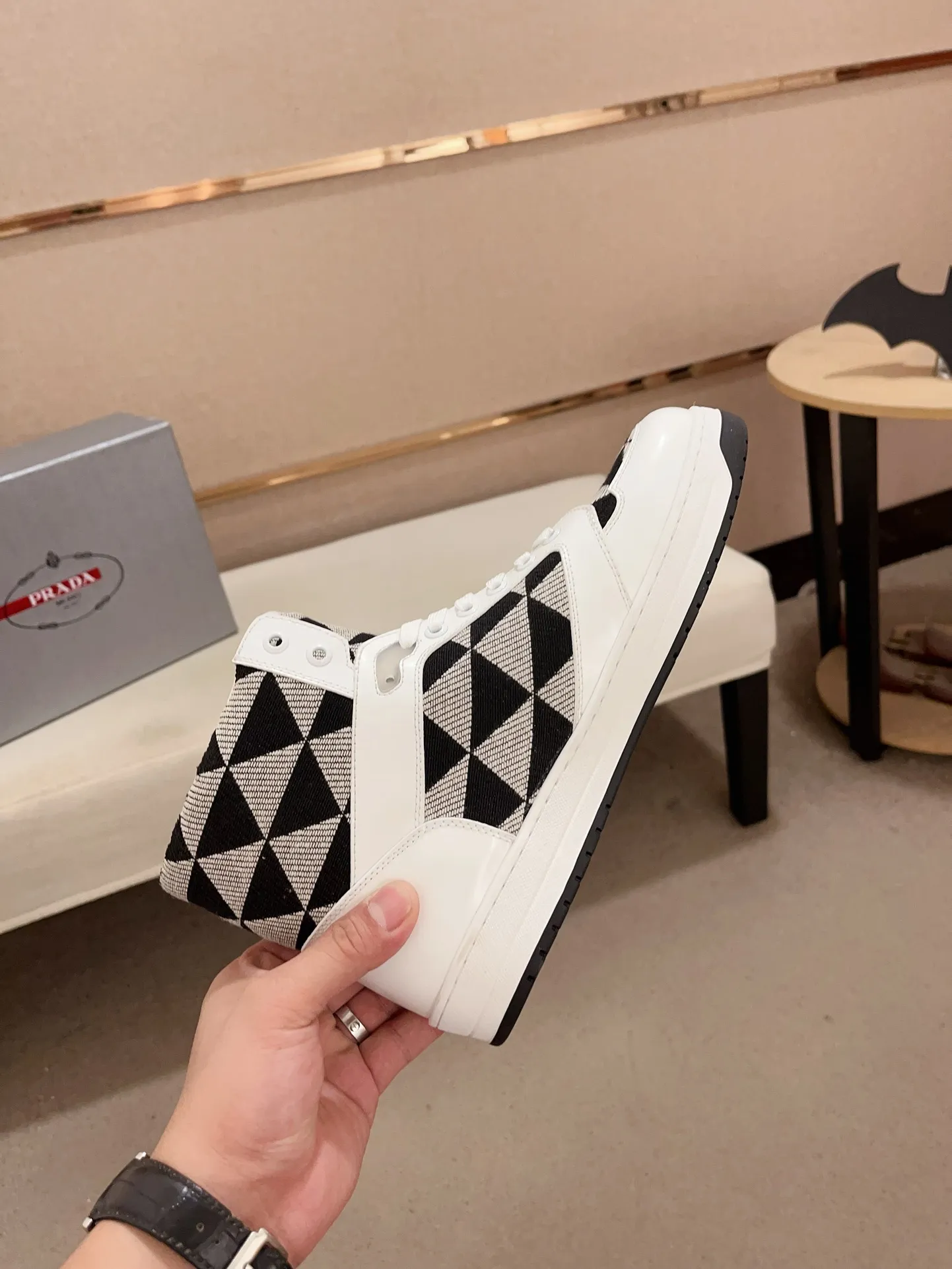 Men's shoes 💰 620💰 ✔️✔️✔️High-quality new PRADA counters are launched at the same time. The new men's shoes and 😘fabric are made of selected first-layer cowhide and triangle △ fabric. Lining: Full cowhide lining. 👍🏿 High-end ☄️ air-cushion molded anti-slip rubber outsole, exquisite lines, simple and elegant, comfortable and high-end for leisure travel. Code number: 38 to 44. 45 can be customized and cannot be returned or exchanged!